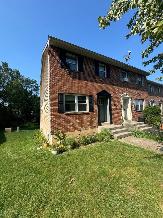 Building Photo - COMPLETELY REMODELED THREE BEDROOM Twin