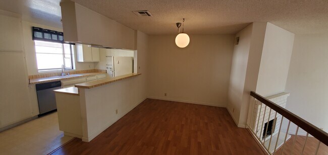 Building Photo - 335 Wallis St