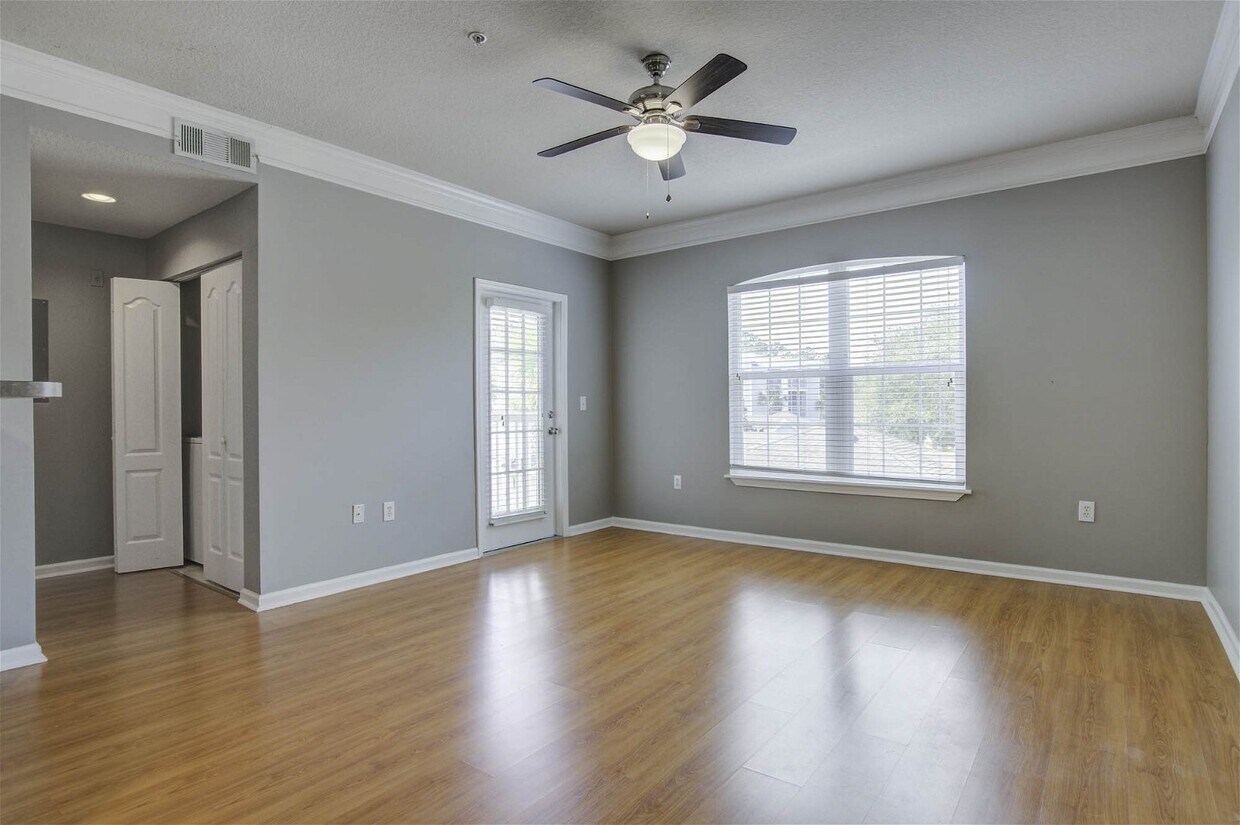 Foto principal - 1300 Park West Boulevard Apt #204, Mount P...