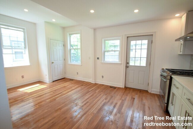 Building Photo - 32 Cedar St