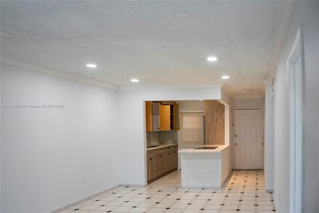 Building Photo - 110 Royal Palm Rd
