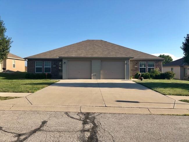Building Photo - 3 Bed Single Level Duplex in Lee’s Summit