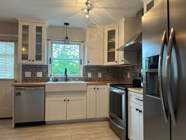 Building Photo - 205 Muse Dr