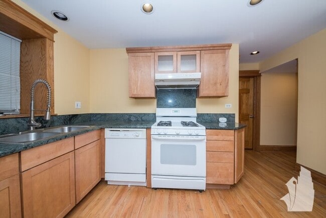 Building Photo - 2611 N Sawyer Ave