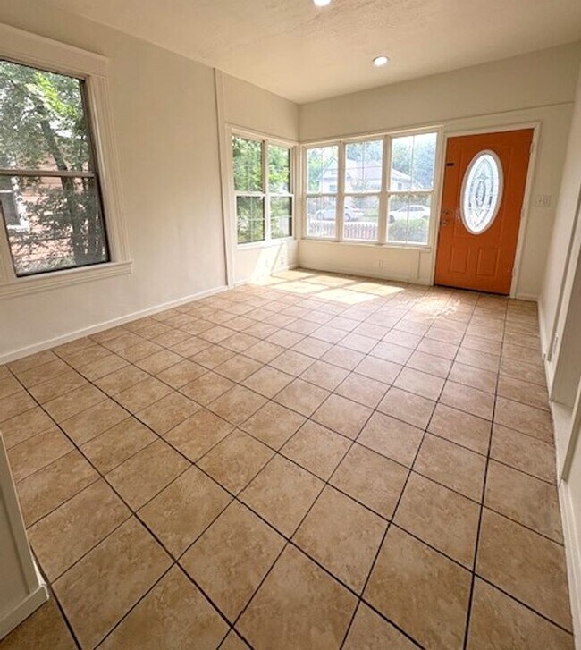 Building Photo - 3 Bedroom / 2.5 Bath Multi-Level Home in SLC!