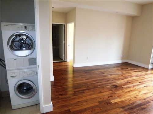 Building Photo - 305 E 79th St