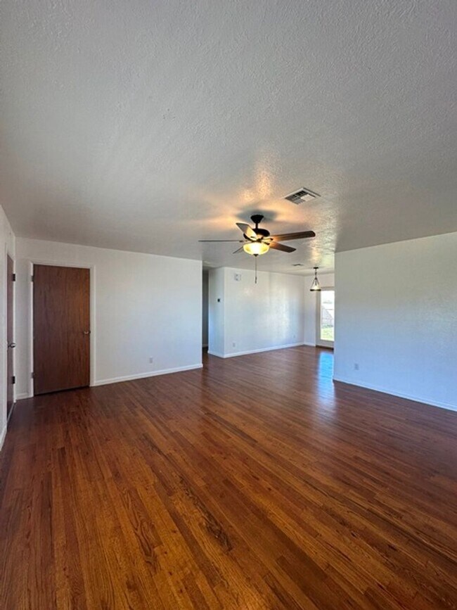 Foto del edificio - Updated home in Henley School District