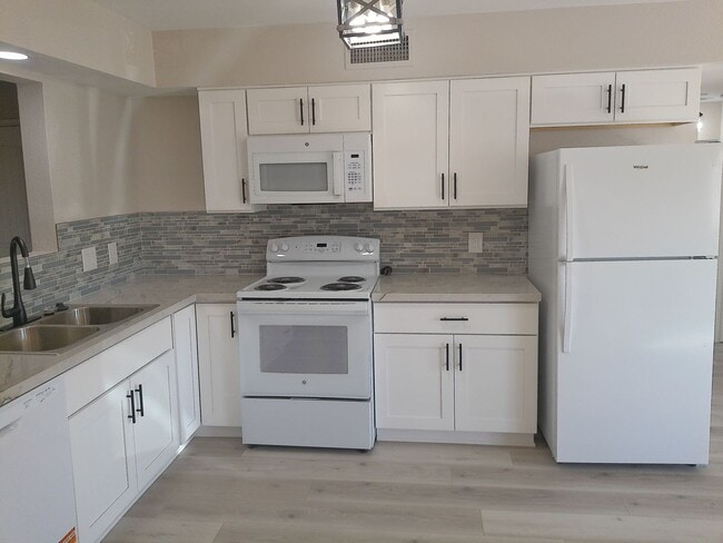 Building Photo - Long Term Duplex rental