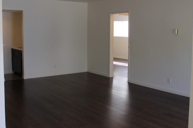 Living Room w/Wet Bar - 1245 N Kings Rd