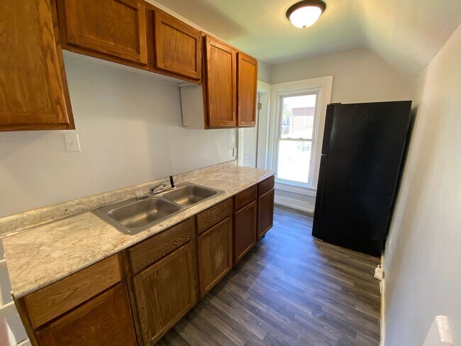 Building Photo - 812 Huestis Ave