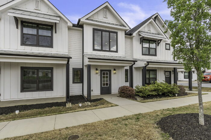 Foto principal - Modern 2-Bed, 2.5-Bath Travelers Rest Town...