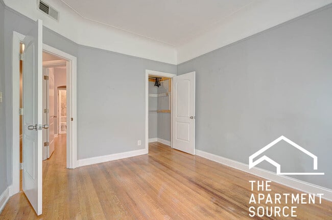 Building Photo - 907 W Belmont Ave