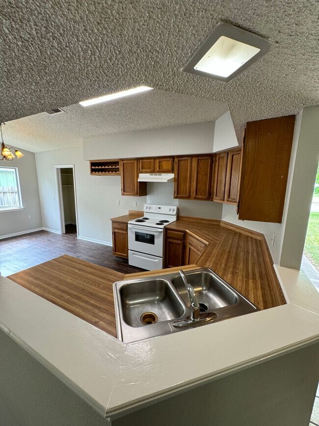 Building Photo - NICE 3 BEDROOM FEATURING WOOD VINYL PLANK ...