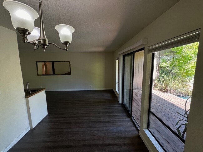 Foto del edificio - 2422 Larkspur Ln