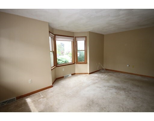 Building Photo - 18 Evergreen Cir