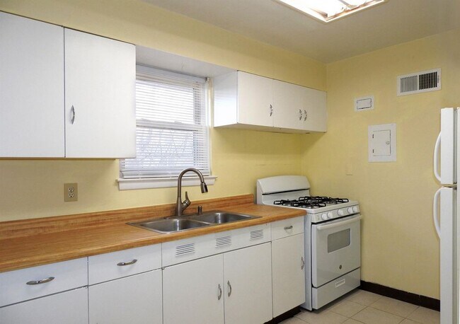 Building Photo - 2209 Gerald Court - 4