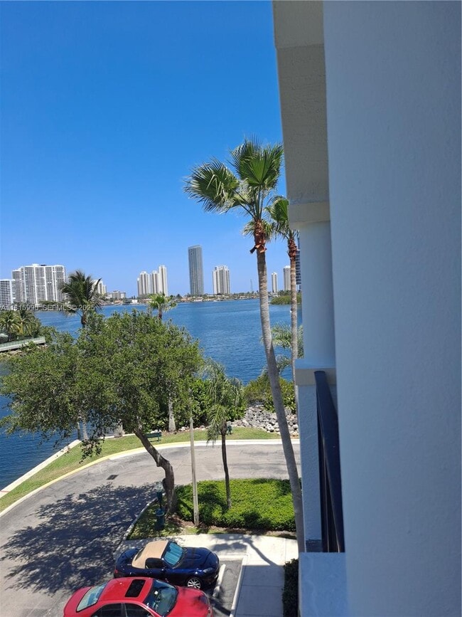 Foto del edificio - 3255 NE 184th St