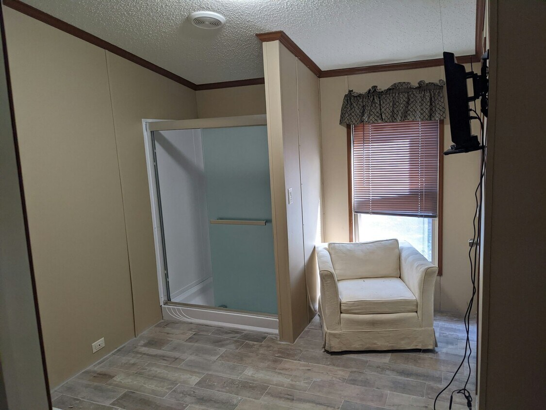 Building Photo - 327 Shanklin Road, Unit b