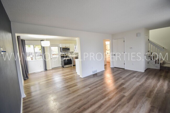 Building Photo - 3 Bedroom 1.5 Bath Home Near Easter Lake