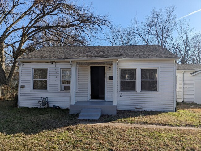 Building Photo - 823 W 9th St