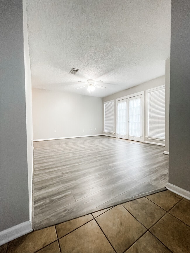 Building Photo - 219 N French Quarter Dr