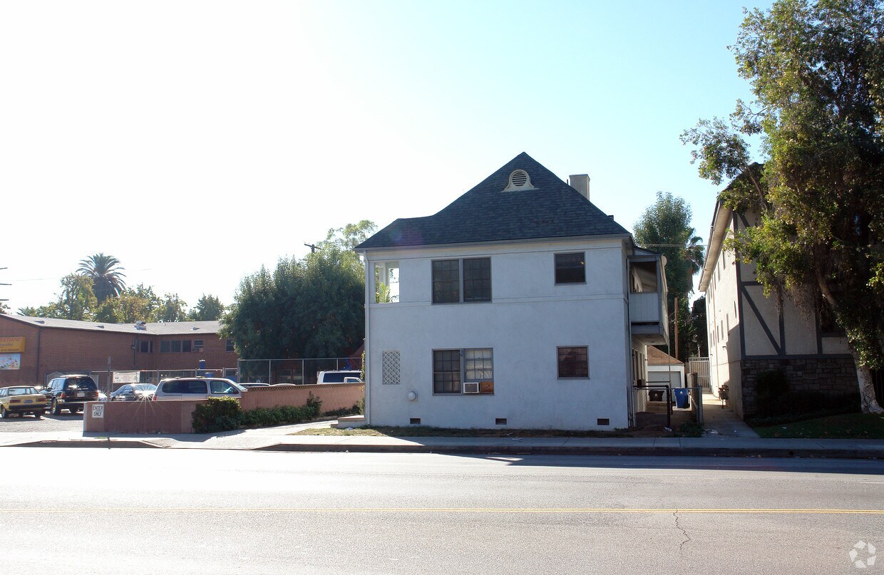 Building Photo - 14716-14720 Victory Blvd