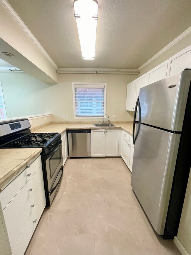 Foto del edificio - Charming 1 Bedroom, 1 Bath Large Apt in In...