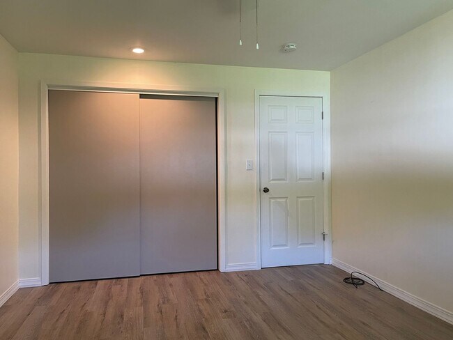 Foto del edificio - Charming Mid-Century Modern 3 bedroom on the West Side $1700 per month