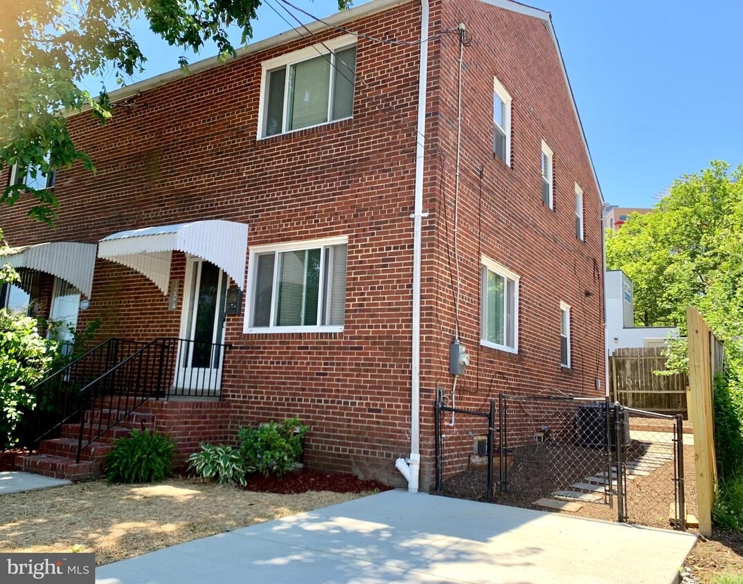 Primary Photo - 100 Leadbeater St