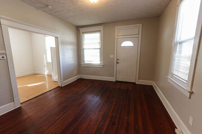 Building Photo - $500 off 1st full months rent  ***Section ...