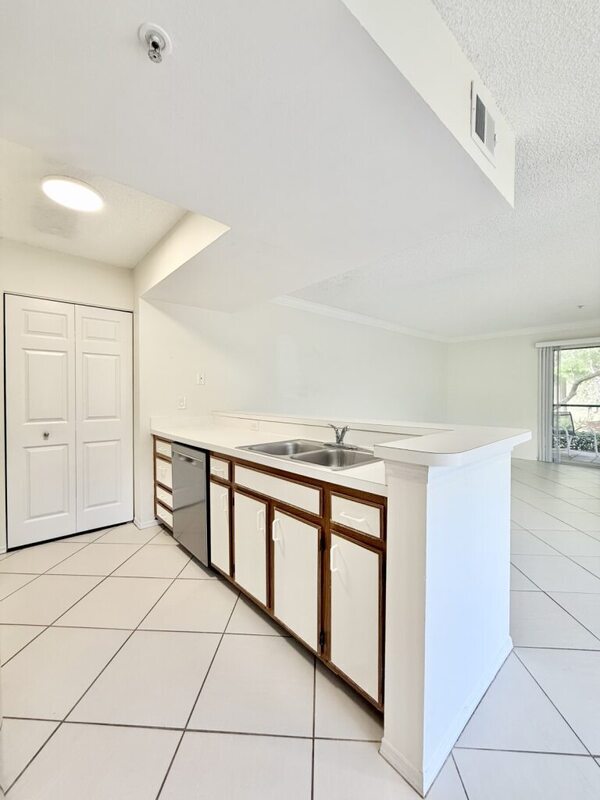 Foto del edificio - 2400 Feather Sound Dr