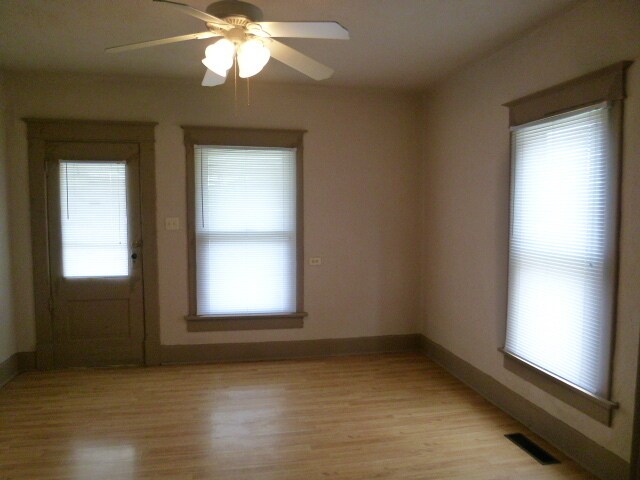 Building Photo - 2 Bedroom and 2 Bath Home