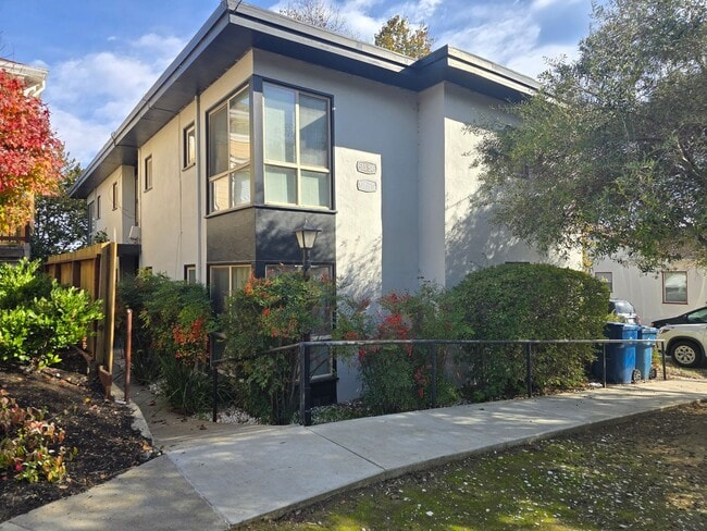 Foto del edificio - Beautifully Remodeled 2nd Floor Unit near downtown Martinez...