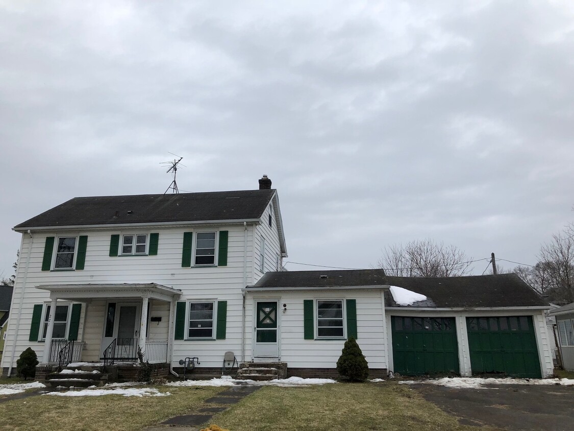 Primary Photo - 4 bedroom with finished attic in North Win...