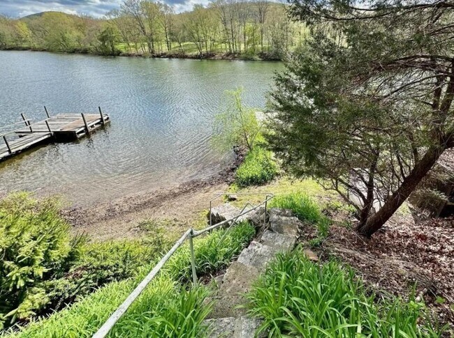 Foto del edificio - 11 Bogus Hill Rd