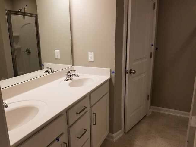 Building Photo - Townhome Available in Brightleaf
