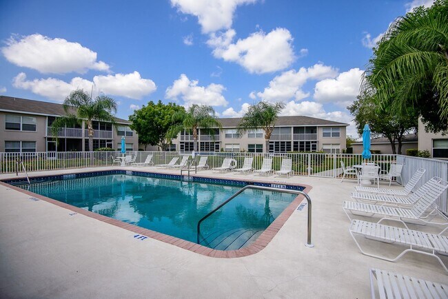 Foto del edificio - PRICE DROP!! UNFURNISHED ANNUAL RENTAL. CL...