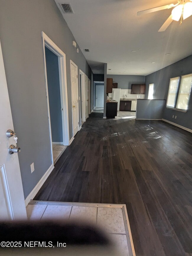 Building Photo - 1568 Ella St