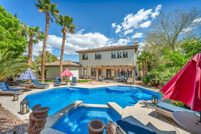 Foto del edificio - Fully Furnished Estate – Where Privacy Mee...