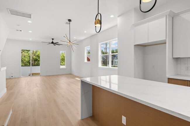 Foto del edificio - 3348 Sauer St