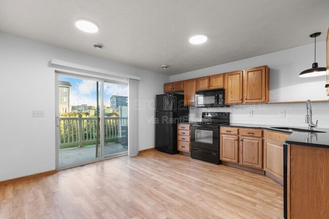 Foto del edificio - 2608 N Career Ave