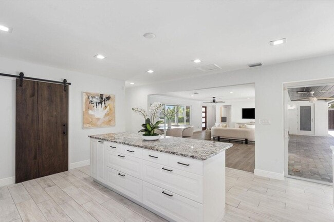 Foto del edificio - 714 SW 25th Ave