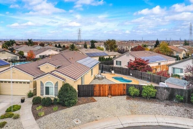 Building Photo - Beautiful Single Story 4 Bedroom Located i...