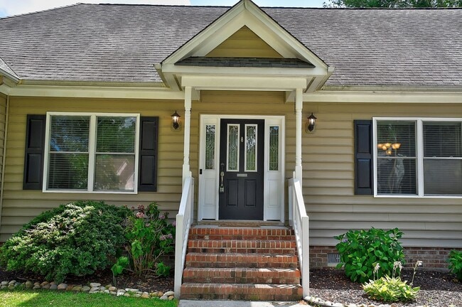 Building Photo - Tastefully Renovated Ranch in Hickory on q...