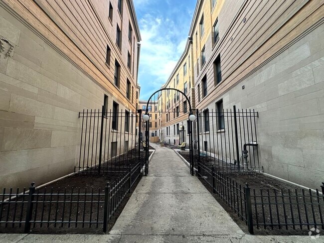 Building Photo - 431 W Belden Ave