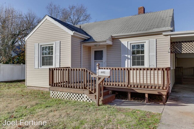 Building Photo - 3 br, 1.5 bath House - 682 Ellen Road