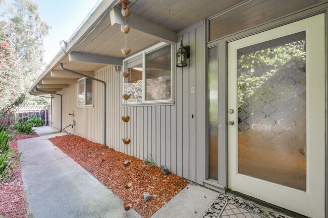 Foto del edificio - Mountain View Home l Spacious Open Layout Bright and Private Yard