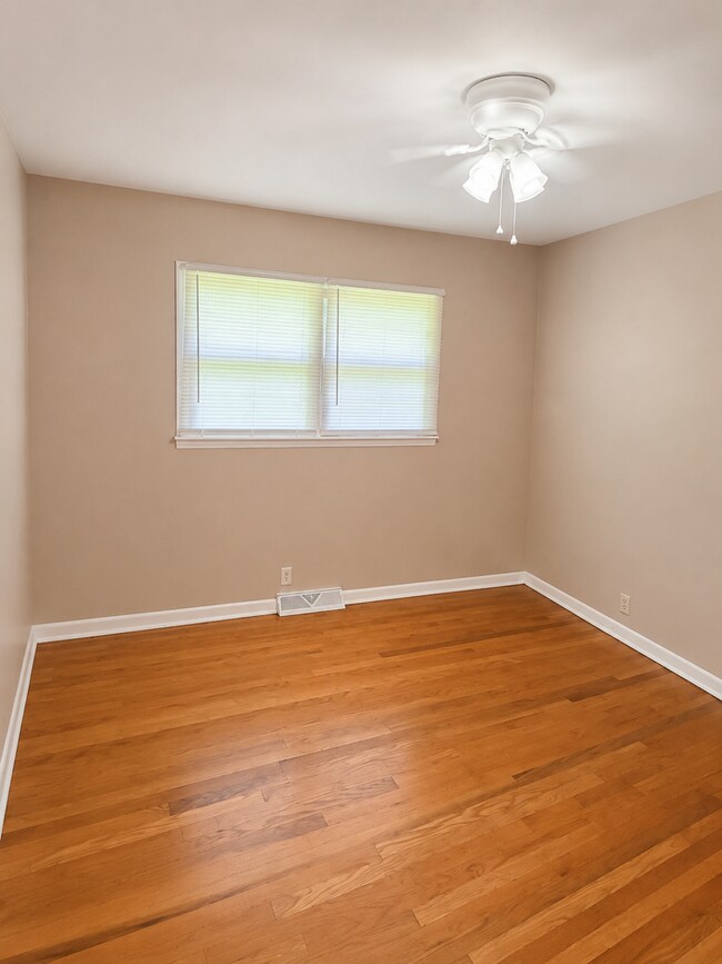Building Photo - Bright 3-Bedroom Pet-Friendly Home with Garage in Algood