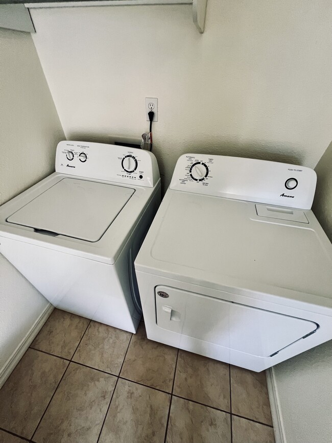 In unit washer dryer - 222 W Loucks St