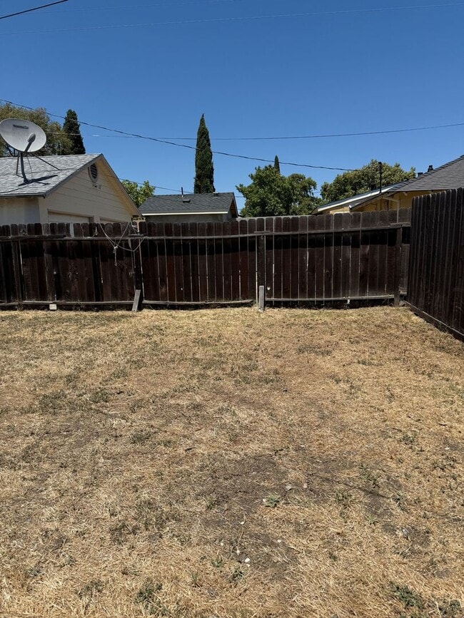 Building Photo - Updated duplex